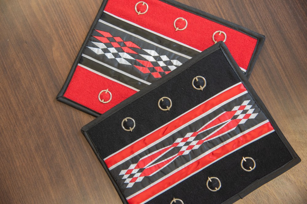 Mahkisina meehkintiinki ‘moccasin game’ pads created by Kara Strass.