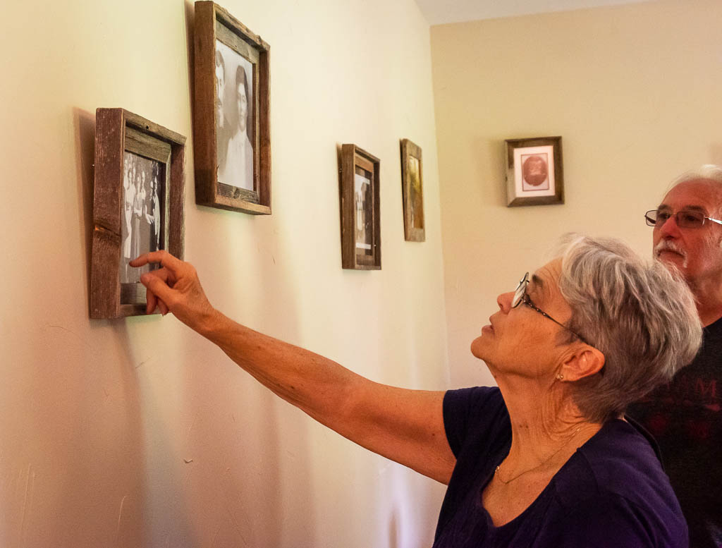 Twila Coger sharing stories at the Geboe House in 2019