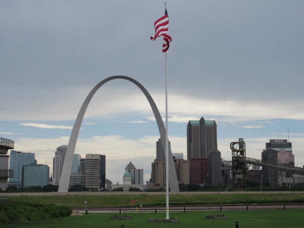 Photo of the St Louis Arch from the Illinois shoreline